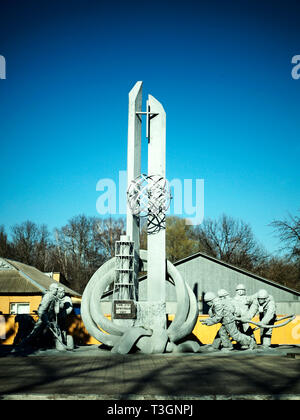 Denkmal für die Feuerwehrmänner und Liquidatoren in der Sperrzone von Tschernobyl, Ukraine, April 2019. Diese Skulptur wurde privat finanziert und errichtet. Stockfoto