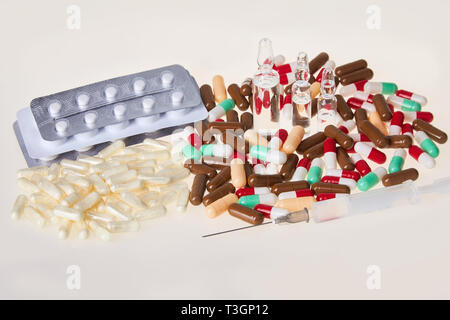Medizinische Ampullen, Spritzen, Pillen und Kapseln isoliert auf weißem Stockfoto