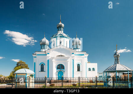 Dovsk, Region Gomel, Belarus. Blick auf die Kirche von der Fürsprache der Heiligen Jungfrau im Frühjahr sonnigen Tag. Stockfoto