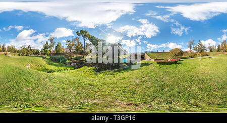 360 Grad Panorama Ansicht von Vollständige nahtlose Sphärisches Panorama 360 um 180 Grad Betrachtungswinkel am Ufer des kleinen Flusses mit Brücke im Stadtpark im Sommer Tag in equirectangular p