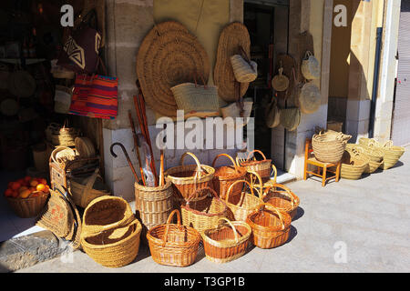 Pflaster Anzeige der Spanischen Weidenkörbe in Gata de Schluchten in der Provinz Alicante, Spanien Stockfoto