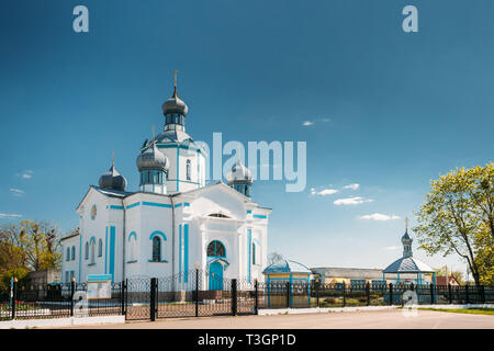 Dovsk, Region Gomel, Belarus. Blick auf die Kirche von der Fürsprache der Heiligen Jungfrau im Frühjahr sonnigen Tag. Stockfoto