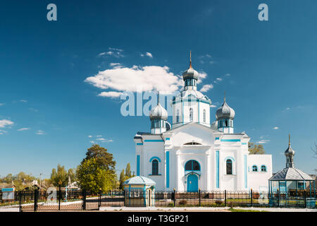 Dovsk, Region Gomel, Belarus. Blick auf die Kirche von der Fürsprache der Heiligen Jungfrau im Frühjahr sonnigen Tag. Stockfoto