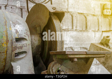 Schleifmaschine in einer alten Werkstatt Stockfoto
