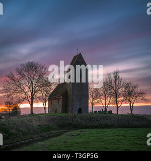 Die Mauritius Kirche in Marsum (Gemeinde Appingedam), im Besitz von der Stichting Oude Groninger Kerken, ist einer der schönsten mittelalterlichen Kirche Stockfoto