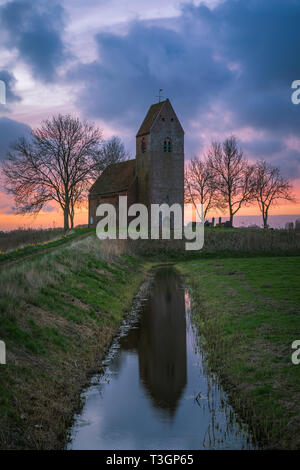 Die Mauritius Kirche in Marsum (Gemeinde Appingedam), im Besitz von der Stichting Oude Groninger Kerken, ist einer der schönsten mittelalterlichen Kirche Stockfoto