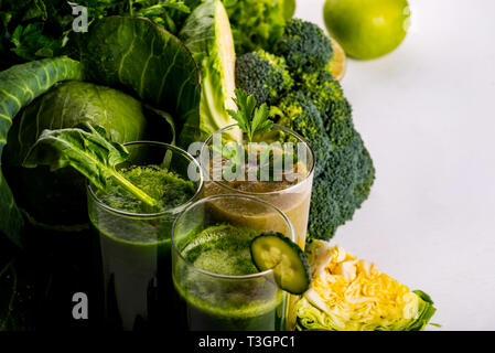 Veganes Essen und Getränke mit Spinat, Kiwi und Gurke auf dem weißen Holz- Hintergrund. Raw Getränke und Lebensmittel. Stockfoto