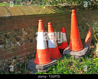 Sicherheit im Straßenverkehr Kegel hinter einer Wand im Grünen an Wickhampton, Norfolk, England, Vereinigtes Königreich, Europa abgelegt. Stockfoto