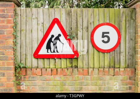 Ältere Menschen und 5 mph Straße Verkehrszeichen, England, Großbritannien Stockfoto