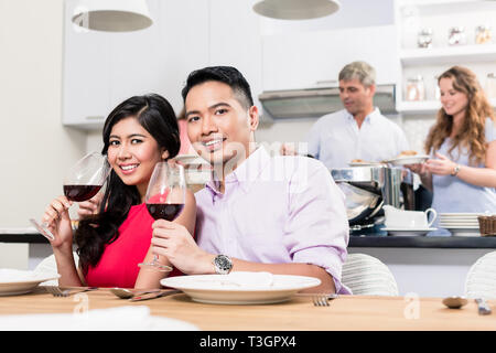 Paar Wein trinken zu Hause party Stockfoto