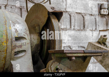 Schleifmaschine in einer alten Werkstatt Stockfoto