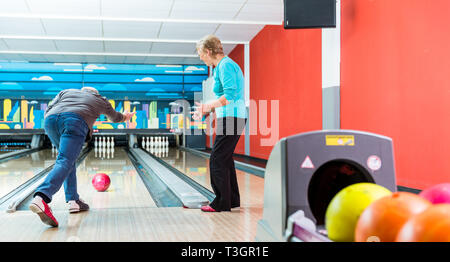 Rückansicht eines reifen Mannes bowling Stockfoto