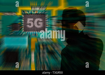 Ein Mann in silhouette Gespräch am Handy mit 5G-Netzwerk - 5 G konzeptionelle Stockfoto