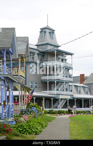 Tischler gotische Häuser im viktorianischen Stil, Lebkuchen trim in Ocean Park, Stadt von Oak Bluffs auf Martha's Vineyard, Massachusetts, USA. Stockfoto