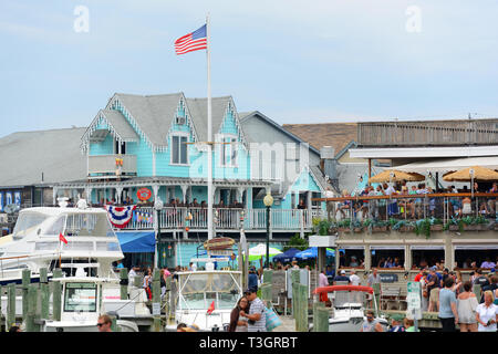 Tischler gotische Häuser im viktorianischen Stil, lebkuchenordnung am Lake Avenue, Oak Bluffs auf Martha's Vineyard, Massachusetts, USA. Stockfoto