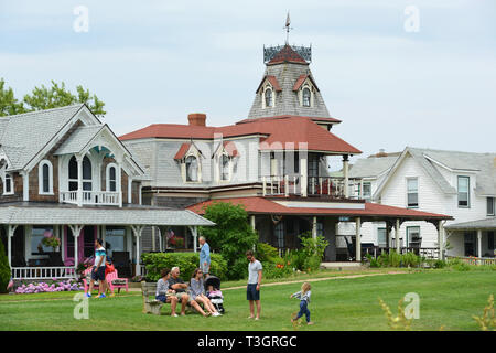 Tischler gotische Häuser im viktorianischen Stil, Lebkuchen trim in Ocean Park, Stadt von Oak Bluffs auf Martha's Vineyard, Massachusetts, USA. Stockfoto
