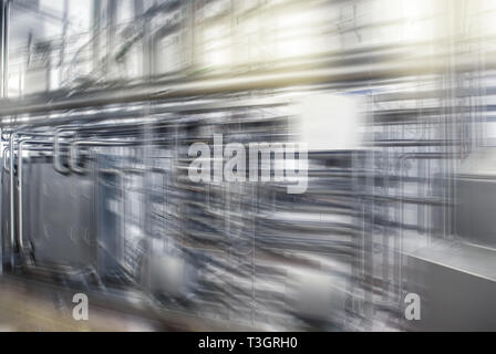 Rohrleitungen aus rostfreiem Stahl, Industrie. Abstrakte industriellen Hintergrund. Bewegungsunschärfe Stockfoto