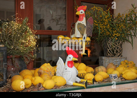 Dekorativer Hühner und Zitronen in das Fenster von Sa Botiga Restaurant, Santanyi, Mallorca Stockfoto