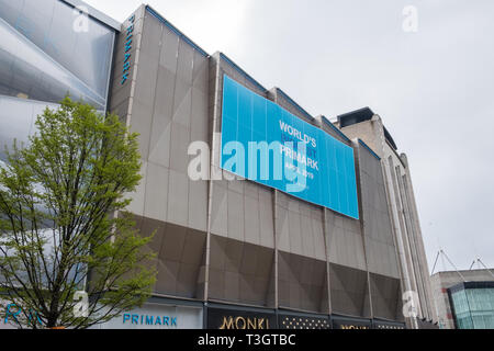 Die neue Primark Store, die im Zentrum von Birmingham am 11. April 2019 geöffnet ist die größte Primark in der Welt. Stockfoto