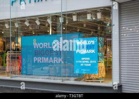 Die neue Primark Store, die im Zentrum von Birmingham am 11. April 2019 geöffnet ist die größte Primark in der Welt. Stockfoto