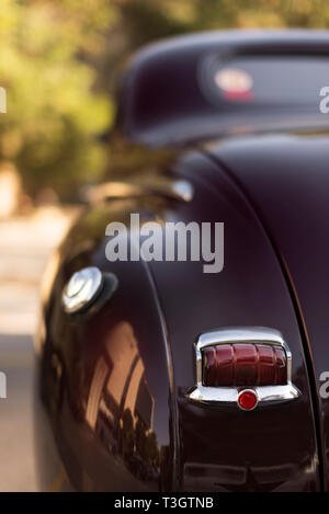 Izmir, Türkei - 23 September, 2018: Die Rückseite des dunklen Rot Schwarz gefärbt, Plymouth 1948 Deluxe. Stockfoto