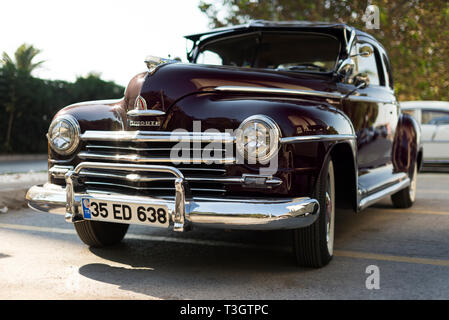 Izmir, Türkei - 23 September, 2018: die Vorderansicht eines dunklen Rot Schwarz gefärbt, Plymouth 1948 Deluxe. Stockfoto