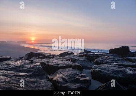 Der Strand in Cape May, New Jersey und ein dramatischer Sonnenaufgang. Stockfoto