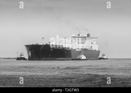 Schwarz-weiß Foto Der Supertanker, ALASKAN NAVIGATOR Eingabe der Hafen von Long Beach, Kalifornien, USA. Stockfoto