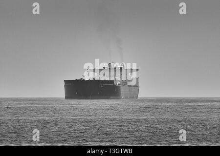 Schwarz-weiß Foto von Supertanker, ALASKAN NAVIGATOR als Es dampft Richtung Hafen von Long Beach, Kalifornien, USA. Stockfoto