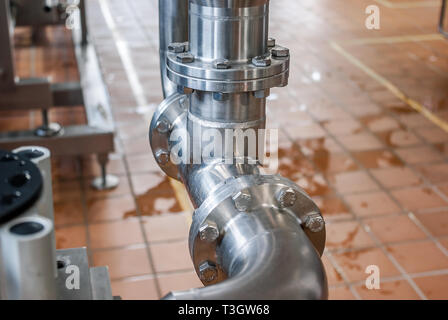 Anschluss der Rohre aus rostfreiem Stahl, mit Schrauben. Brillante Oberflächen. Stockfoto
