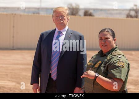 Us-Präsident Donald Trump hört auf CBP-Agent Gloria Chavez, rechts, bei einem Besuch in Calexico, Kalifornien an der Grenze patrouillieren Calexico Station April 5, 2019. Trump besuchte den Abschnitt der Wand bei Calexico, war Teil eines Projekts unter Präsident Obama gestartet. Stockfoto