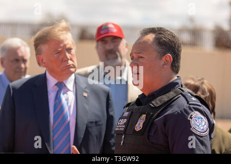 Us-Präsident Donald Trump hört auf CBP-Feld Regisseur Pete Flores, rechts, bei einem Besuch in Calexico, Kalifornien an der Grenze patrouillieren Calexico Station April 5, 2019. Trump besuchte den Abschnitt der Wand bei Calexico, war Teil eines Projekts unter Präsident Obama gestartet. Stockfoto