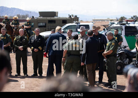 Us-Präsident Donald Trump schüttelt Hände mit CBP-Agenten und Beamten während eines Besuchs in Calexico, Kalifornien an der Grenze patrouillieren Calexico Station April 5, 2019. Trump besuchte den Abschnitt der Wand bei Calexico, war Teil eines Projekts unter Präsident Obama gestartet. Stockfoto