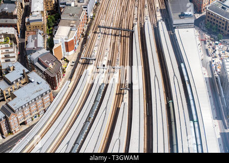 Luftaufnahme von Bahn und Bahnhof in London, England Stockfoto