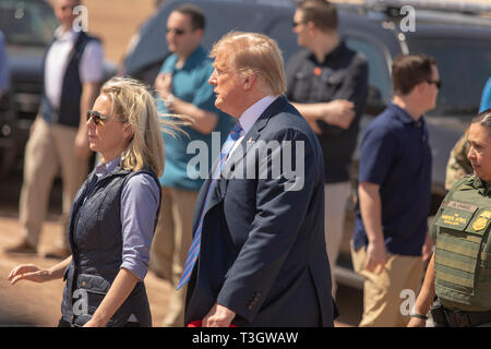 Us-Präsident Donald Trump Spaziergänge mit Homeland Security Secretary Kirstjen Nielsen bei einem Besuch in Calexico, Kalifornien an der Grenze patrouillieren Calexico Station April 5, 2019. Trump besuchte den Abschnitt der Wand bei Calexico, war Teil eines Projekts unter Präsident Obama gestartet. Stockfoto