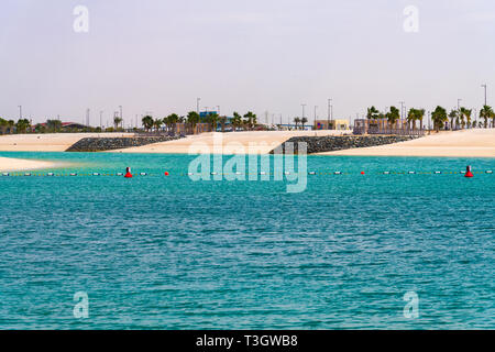 Leere weiße Sandstrände in Abu Dhabi, VAE Blick auf die Stadt vom Meer Stockfoto