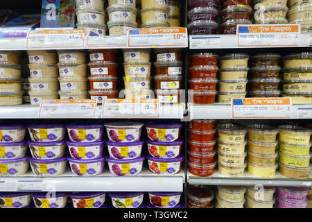 Humous und dip-Wannen auf Verkauf in einem Sieg Supermarkt Stockfoto