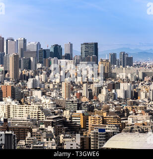 Luftaufnahme von Tokio Skylines und Wolkenkratzer Gebäude in der Shinjuku Station in Tokyo. Von Tokio Bunkyo Civic Center Observatory Sky Schreibtisch genommen. Stockfoto