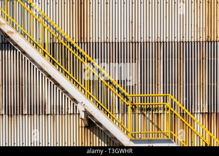 Die Außenseite des Blech Lager Wand- und Notausgang Treppe Stockfoto