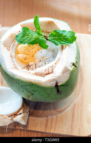 Coconut affogato mit Espresso und Eis italienische Dessert, im ganzen Kokosnuss serviert. Stockfoto