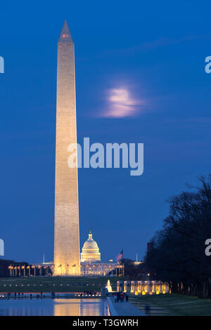 Washington Monument in neuen reflektierenden Pool von Lincoln Memorial bei Sonnenuntergang. Washington DC USA Stockfoto