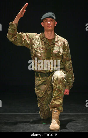 Mit Soldat in der Britischen Armee, Trooper Alex Smith, 22, der 1. Der Königin Dragoon Guards, während der Proben für eine Produktion '10 Soldaten durch die Rosie Kay Dance Company über militärische Leben. Stockfoto