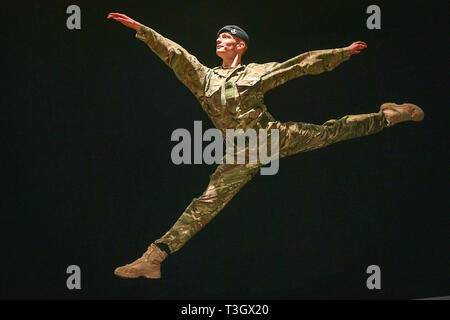 Mit Soldat in der Britischen Armee, Trooper Alex Smith, 22, der 1. Der Königin Dragoon Guards, Sprünge in die Luft während der Proben für eine Produktion '10 Soldaten durch die Rosie Kay Dance Company über militärische Leben. Stockfoto