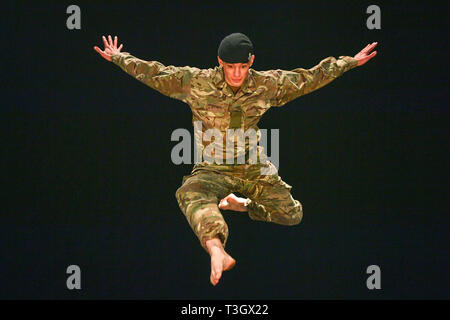 Mit Soldat in der Britischen Armee, Trooper Alex Smith, 22, der 1. Der Königin Dragoon Guards, Sprünge in die Luft während der Proben für eine Produktion '10 Soldaten durch die Rosie Kay Dance Company über militärische Leben. Stockfoto