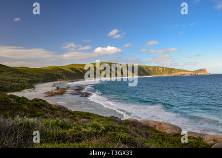 Weißer Sand und türkisfarbenes Wasser bringt viele Touristen in West Beach in Esperance, Western Australia, Australien. Stockfoto