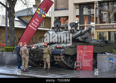 Soldaten aus des Königs Royal Husaren Anzeige ein Challenger 2 Tank außerhalb des National Army Museum im Royal Hospital Road, Chelsea, London. Stockfoto