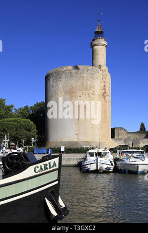 Den Hafen und die Stadt Aigues Mortes, eine mittelalterliche Stadt in der Languedoc Roussillon, Frankreich Stockfoto