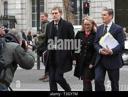 Von links nach rechts; Seamus Milne, shadow Business secretary Rebecca Long-Bailey und Schatten Brexit Sekretär Keir Starmer nach Verlassen des Cabinet Office in Whitehall, London. Stockfoto