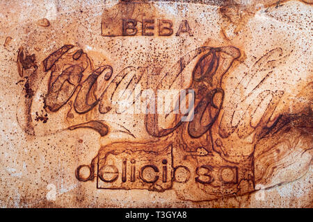 Vintage Coca Cola Schild an der Wall in Spanien verrostet Stockfoto