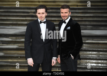 David Beckham (rechts) und sein Sohn Brooklyn kommen, um die weltweite Premiere von Netflix "Unser Planet" im Naturhistorischen Museum in Kensington, London zu besuchen. Stockfoto